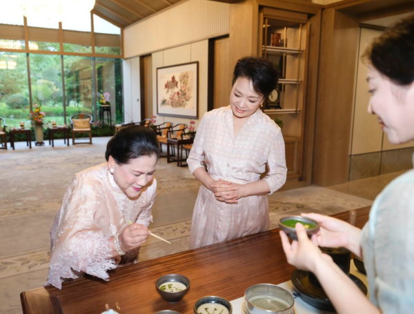 彭丽媛会见印度尼西亚总统夫人伊莉亚娜4.jpg