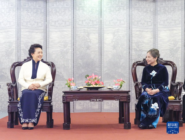彭丽媛同越共中央总书记夫人吴氏敏参观越南妇女博物馆并茶叙1.jpg