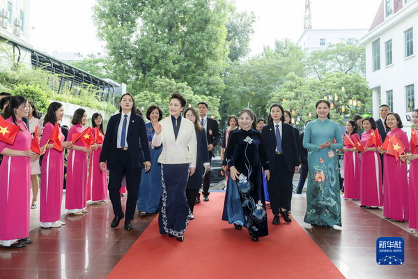 彭丽媛同越共中央总书记夫人吴氏敏参观越南妇女博物馆并茶叙2.jpg