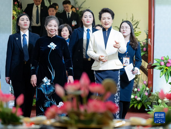彭丽媛同越共中央总书记夫人吴氏敏参观越南妇女博物馆并茶叙3.jpg