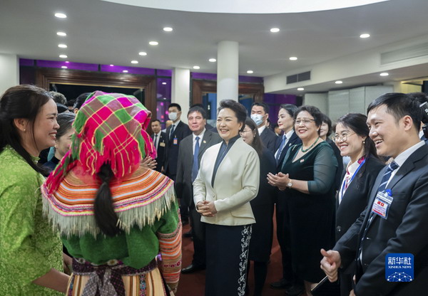 彭丽媛同越共中央总书记夫人吴氏敏参观越南妇女博物馆并茶叙4.jpg